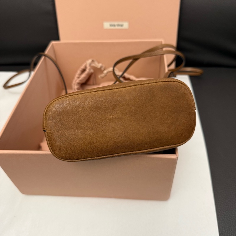 MIU MIU 繆繆壓花字母徽標可調式肩帶Nappa羊皮單肩斜挎包 迷你款  尺寸：長14寬6高17-4