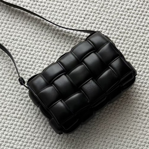 🥀BottegaVeneta葆蝶家黑銀Padded Cassette枕頭包