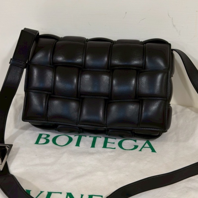 🥀BottegaVeneta葆蝶家黑銀Padded Cassette枕頭包-11
