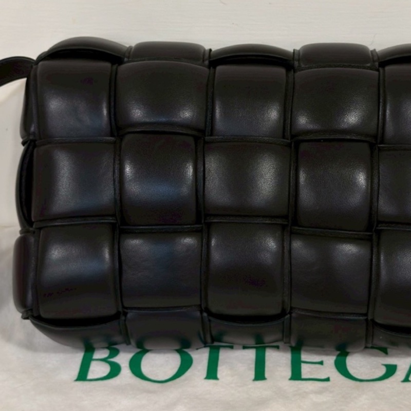 🥀BottegaVeneta葆蝶家黑銀Padded Cassette枕頭包-12