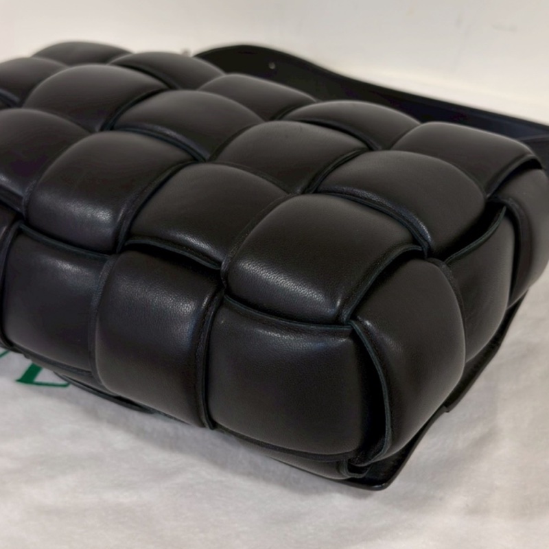 🥀BottegaVeneta葆蝶家黑銀Padded Cassette枕頭包-18