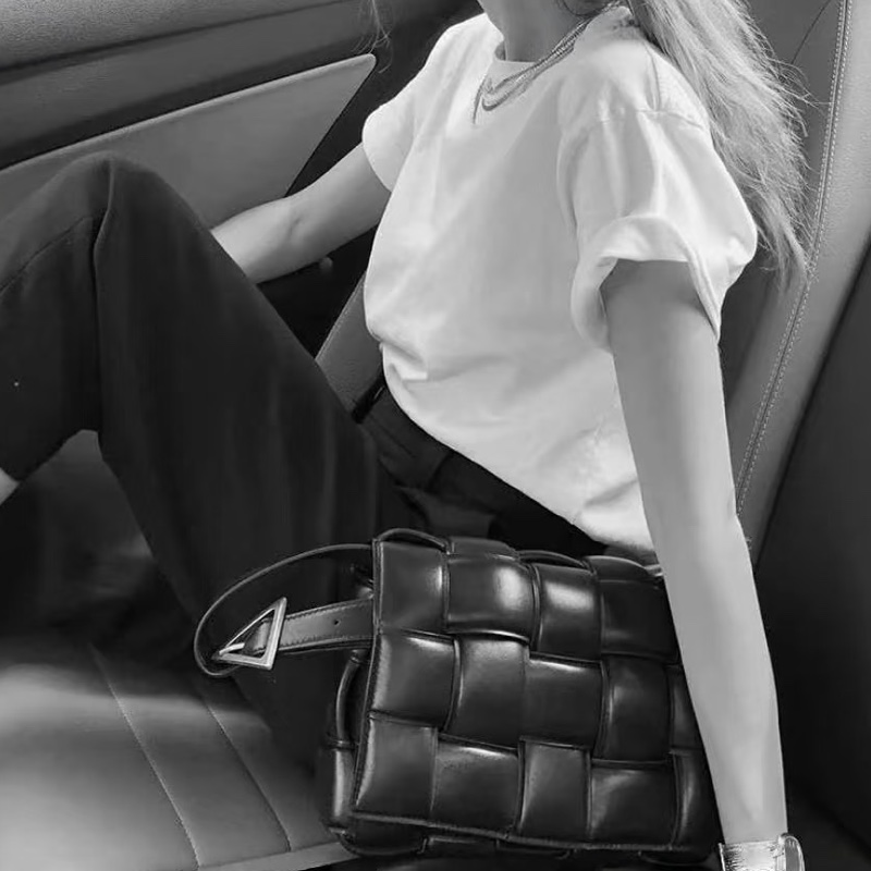 🥀BottegaVeneta葆蝶家黑銀Padded Cassette枕頭包-25