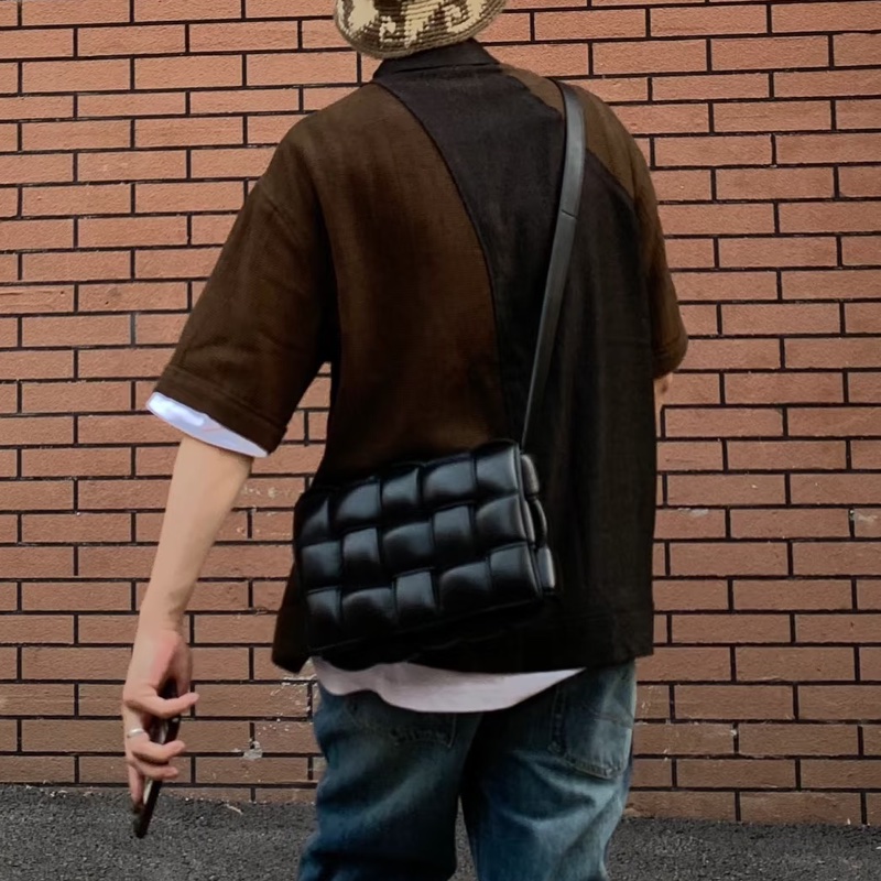 🥀BottegaVeneta葆蝶家黑銀Padded Cassette枕頭包-31