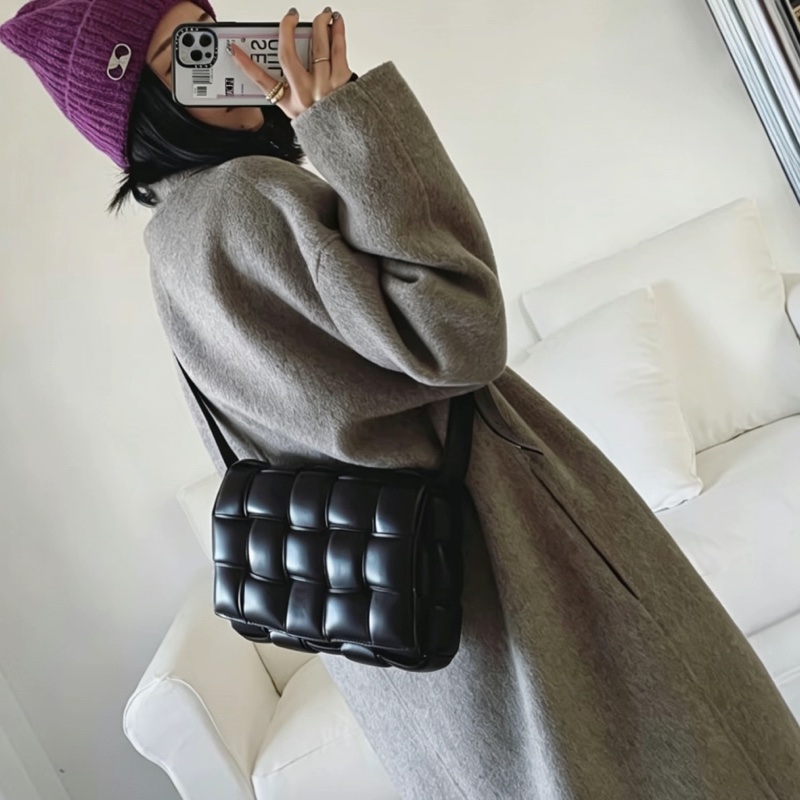 🥀BottegaVeneta葆蝶家黑銀Padded Cassette枕頭包-38