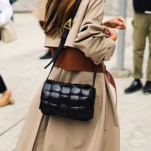 🥀BottegaVeneta葆蝶家黑銀Padded Cassette枕頭包-40