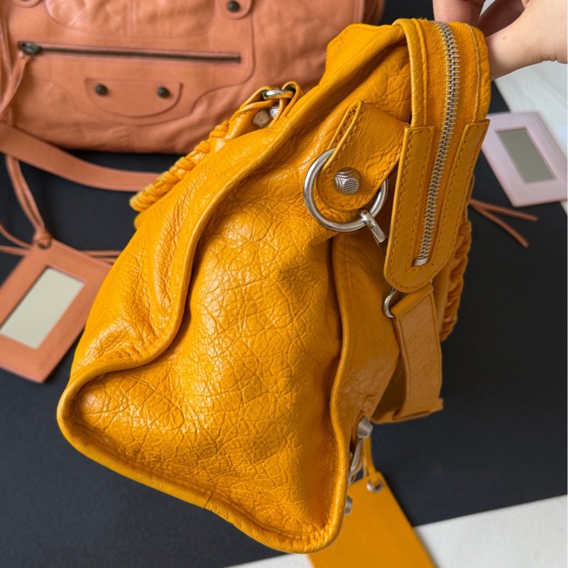 Balenciaga 巴黎世家油蠟皮芒果黃中號機車包 肩帶鏡子齊全-4
