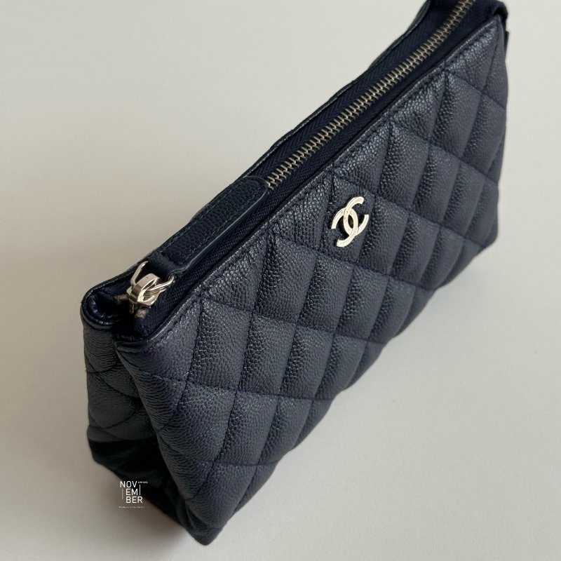 99新🆕 保卡款 Chanel 香奈兒 手拿包 深藍色銀釦-3