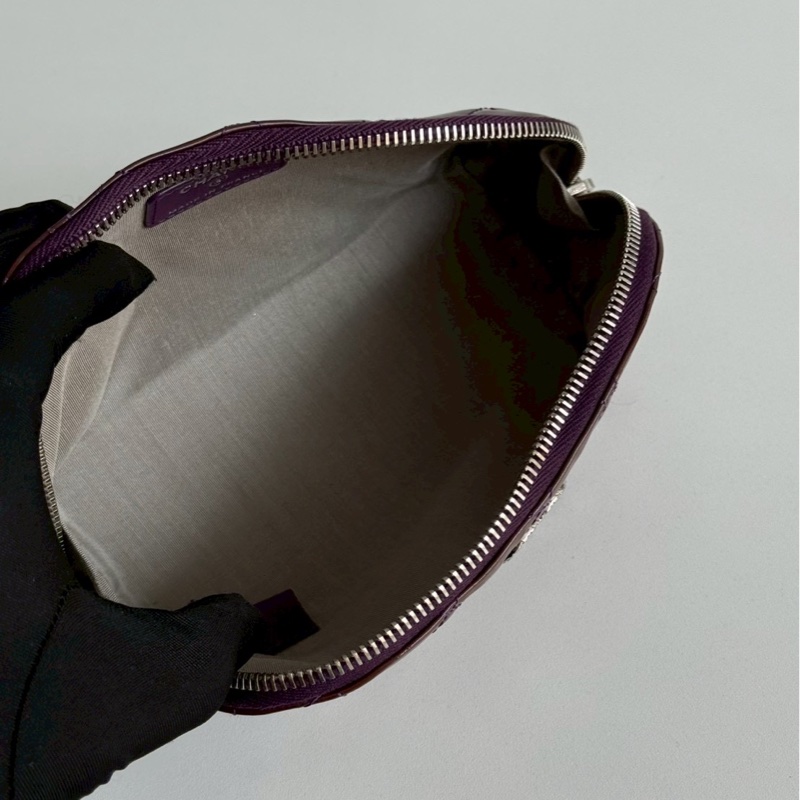 98新💜 保卡款 Chanel 香奈兒 浮雕雙C化妝包 紫色銀釦-11