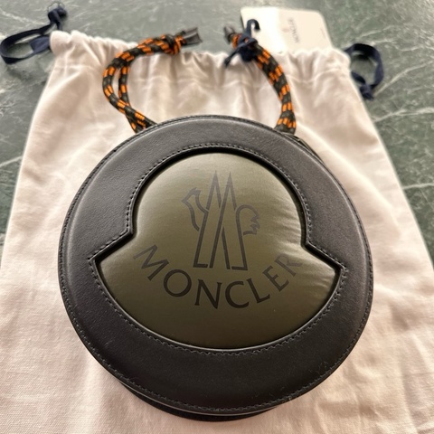 Moncler 立體斜背包,歐洲購入一年左右,全新無使用,吊牌未拆
