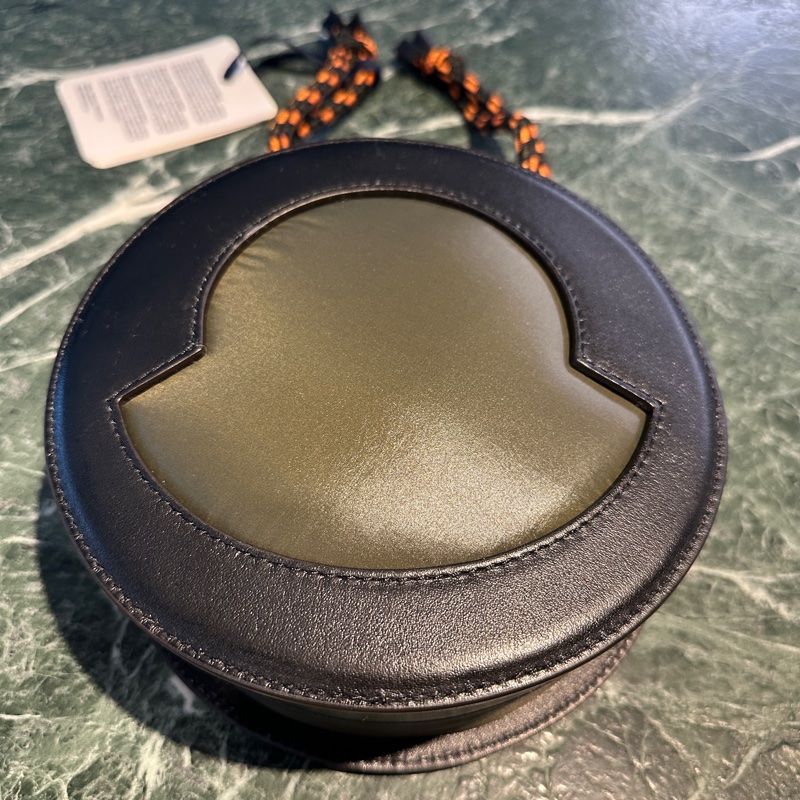 Moncler 立體斜背包，歐洲購入一年左右，全新無使用，吊牌未拆-1