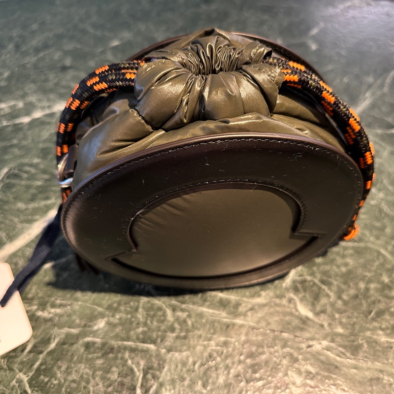 Moncler 立體斜背包，歐洲購入一年左右，全新無使用，吊牌未拆-3