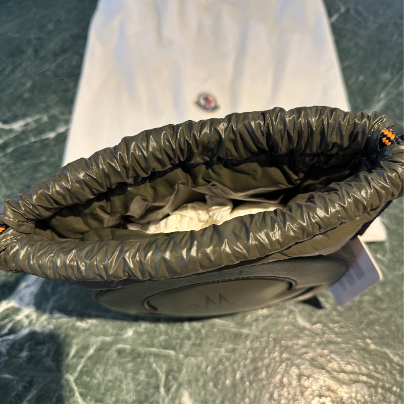 Moncler 立體斜背包，歐洲購入一年左右，全新無使用，吊牌未拆-5