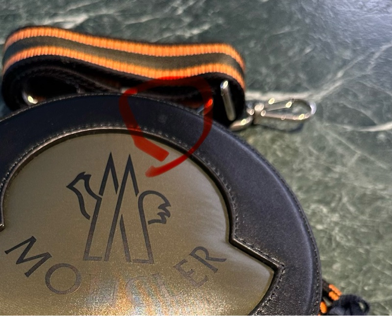 Moncler 立體斜背包，歐洲購入一年左右，全新無使用，吊牌未拆-6