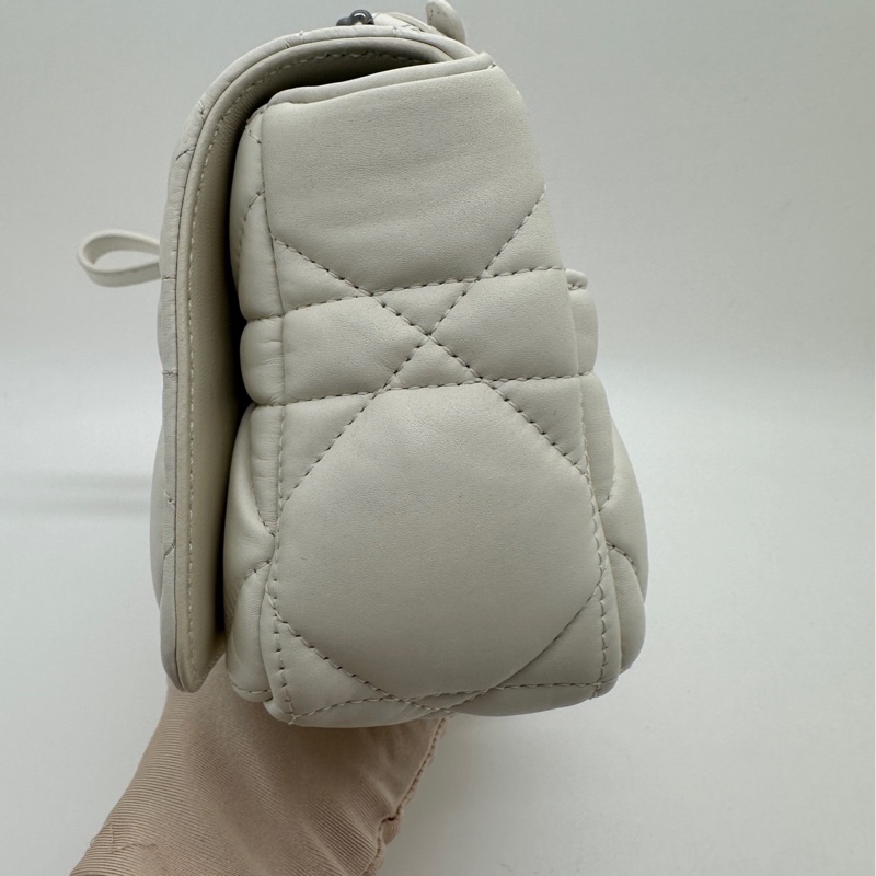 Dior迪奧caro系列白色藤格紋鏈條包泡芙包，尺寸20*9*13-2