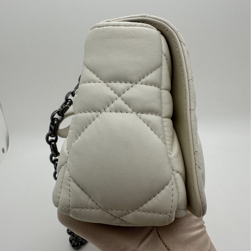 Dior迪奧caro系列白色藤格紋鏈條包泡芙包，尺寸20*9*13-3