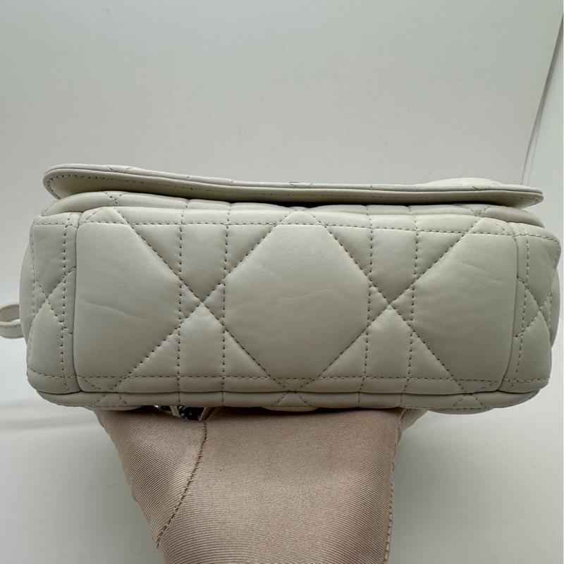 Dior迪奧caro系列白色藤格紋鏈條包泡芙包，尺寸20*9*13-4