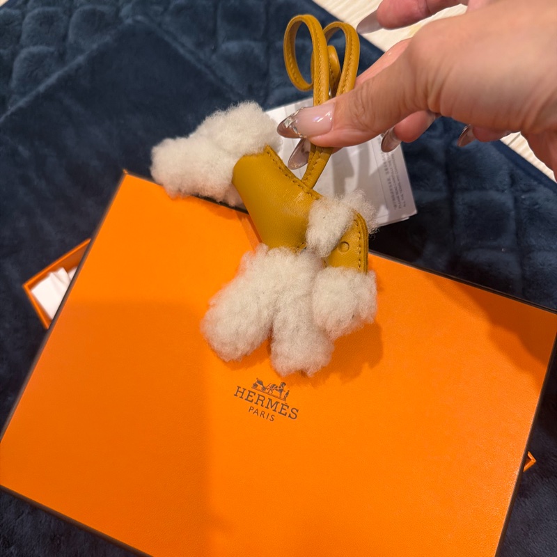 Hermes 白色小狗掛件-1