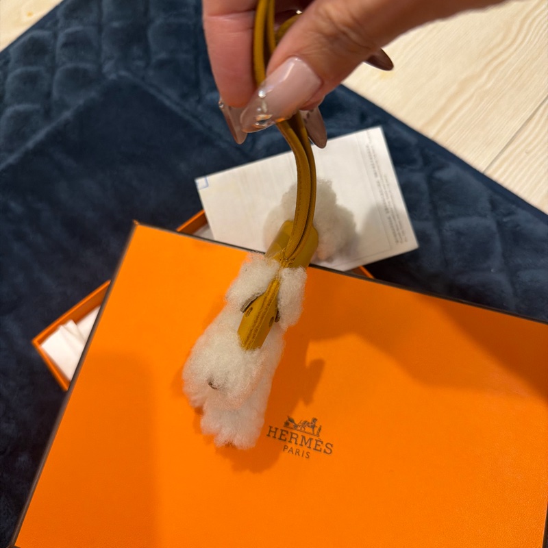 Hermes 白色小狗掛件-2