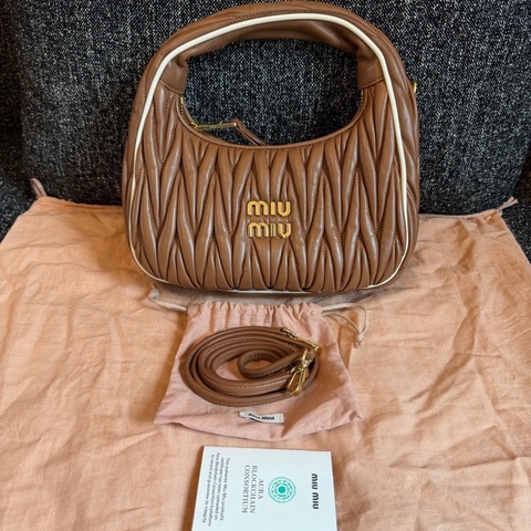 miumiu hobo腋下包褶皺小手袋18×16×6/芯片款 附件肩帶 塵袋