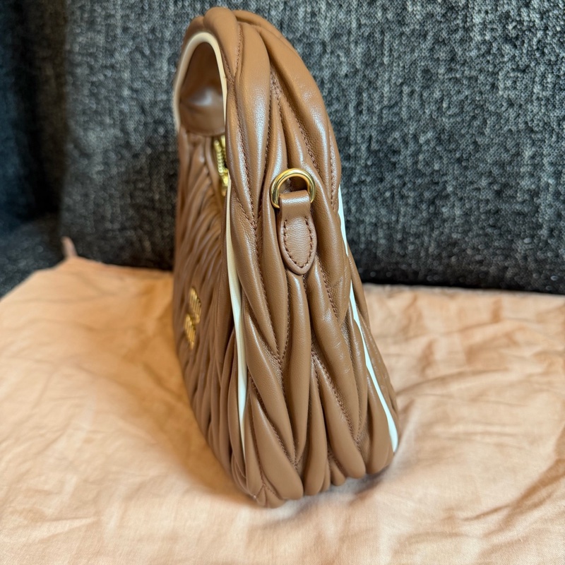 miumiu hobo腋下包褶皺小手袋18×16×6/芯片款 附件肩帶 塵袋-1