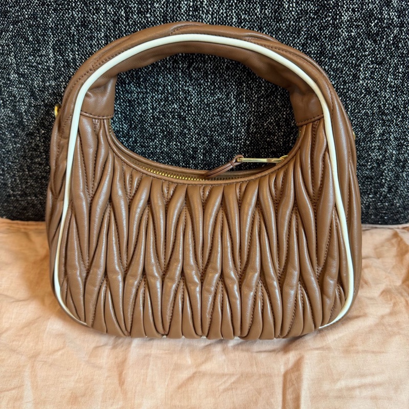 miumiu hobo腋下包褶皺小手袋18×16×6/芯片款 附件肩帶 塵袋-2