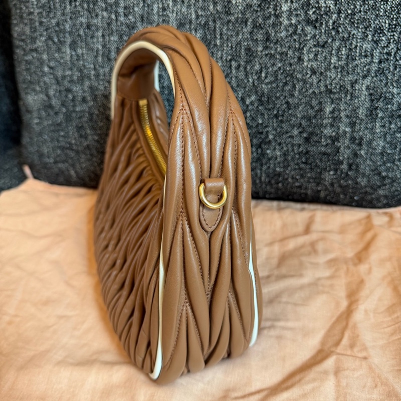 miumiu hobo腋下包褶皺小手袋18×16×6/芯片款 附件肩帶 塵袋-3