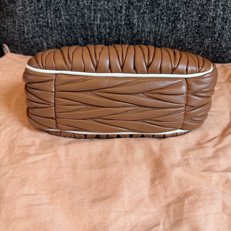 miumiu hobo腋下包褶皺小手袋18×16×6/芯片款 附件肩帶 塵袋-4