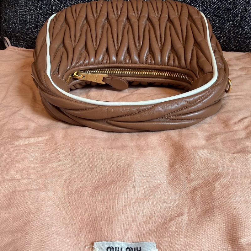 miumiu hobo腋下包褶皺小手袋18×16×6/芯片款 附件肩帶 塵袋-5