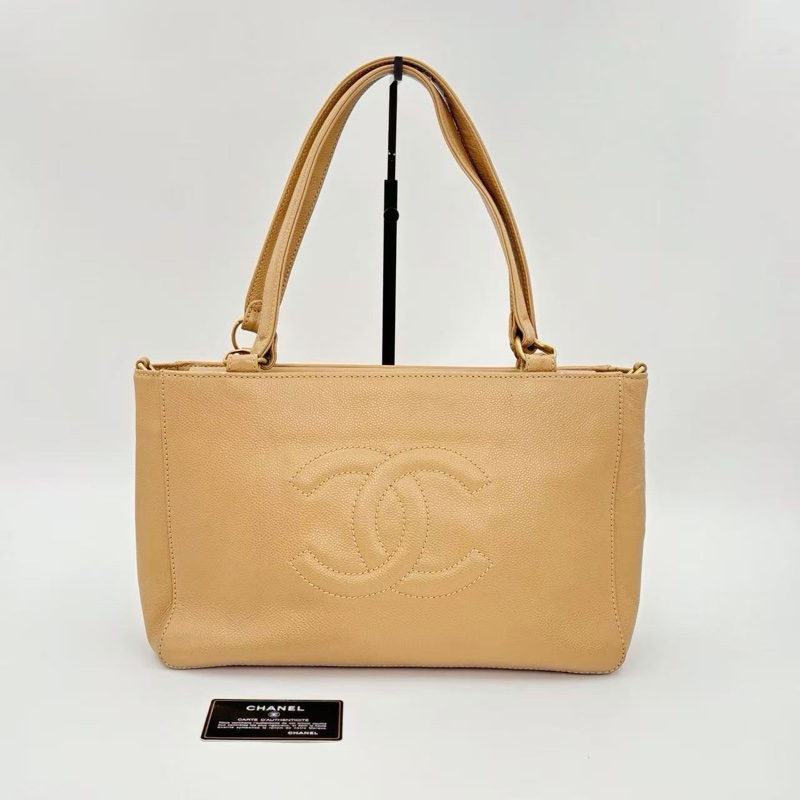 「JL精品代購」 香奈兒奶茶色荔枝紋牛皮外縫大logo托特包-0