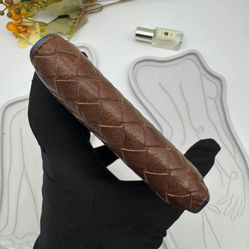BOTTEGA VENETA BV經典編織小羊皮咖啡色撞色短夾-12