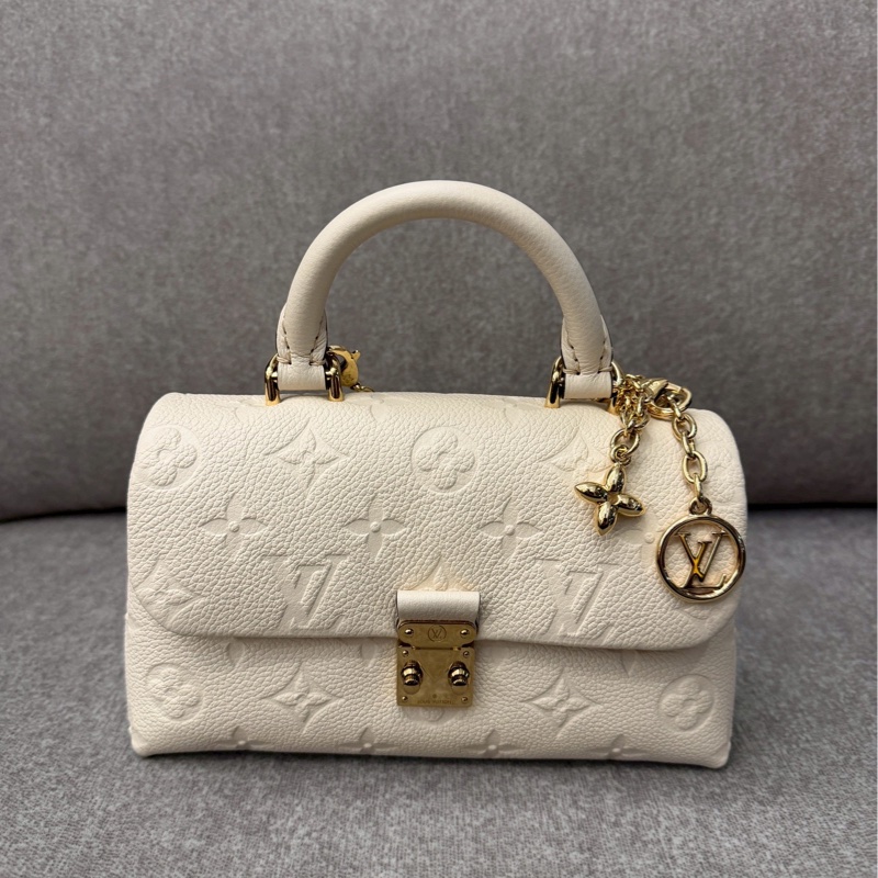 LV米白壓紋nano madeleine-1