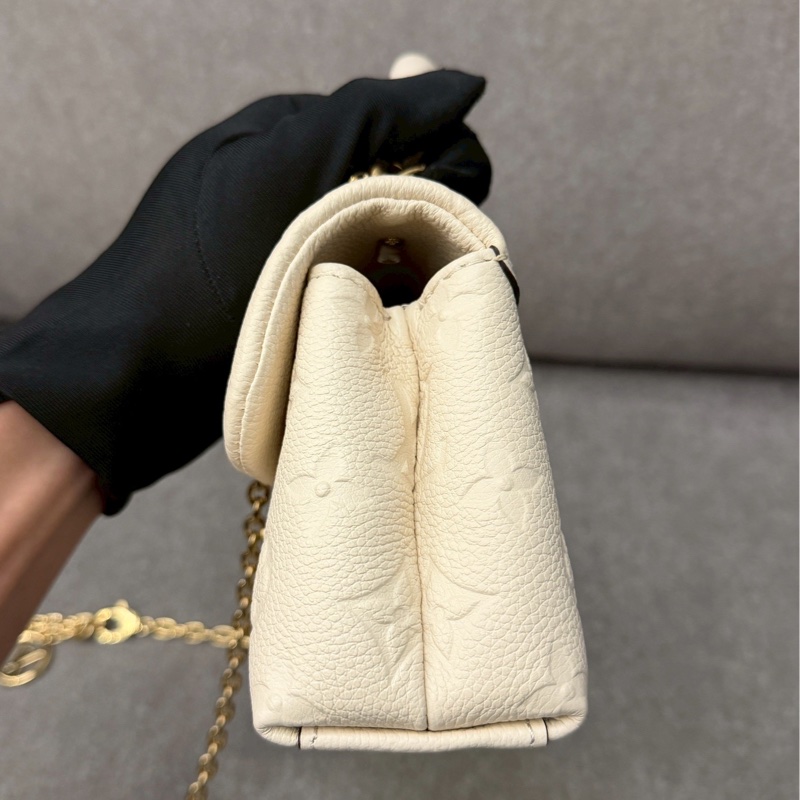 LV米白壓紋nano madeleine-3