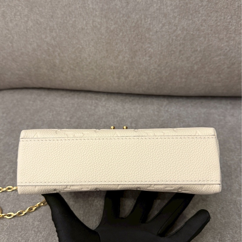 LV米白壓紋nano madeleine-5