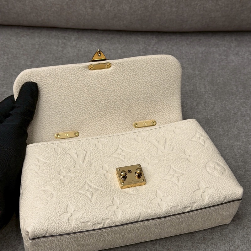 LV米白壓紋nano madeleine-7