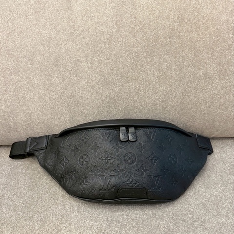 LV黑色壓紋腰包