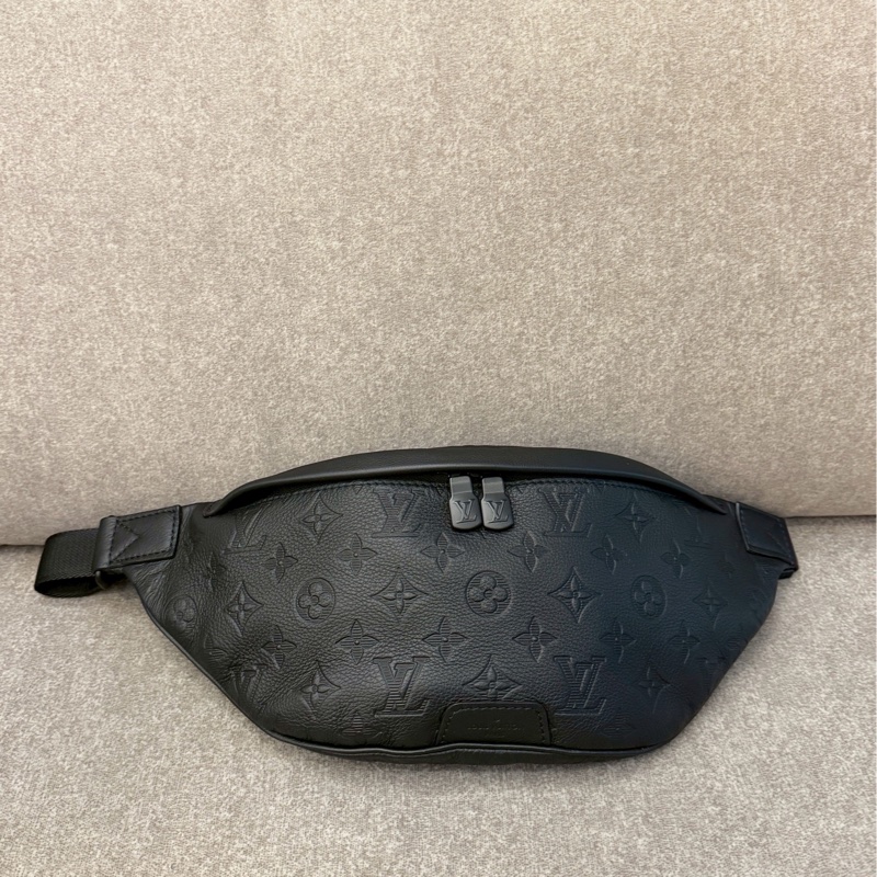 LV黑色壓紋腰包-0