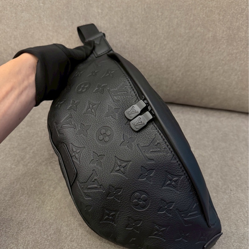 LV黑色壓紋腰包-1