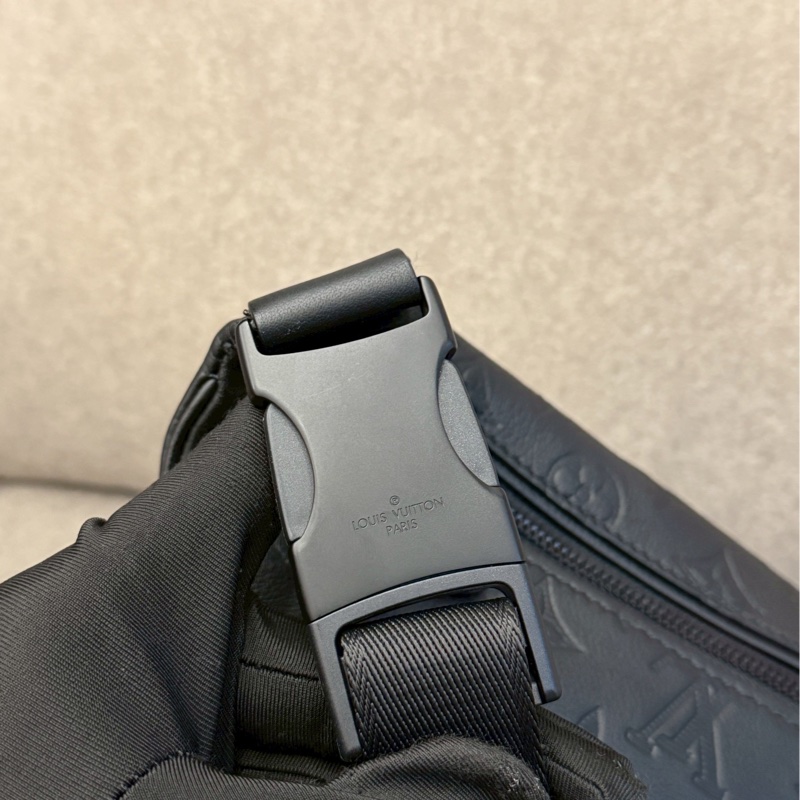 LV黑色壓紋腰包-4