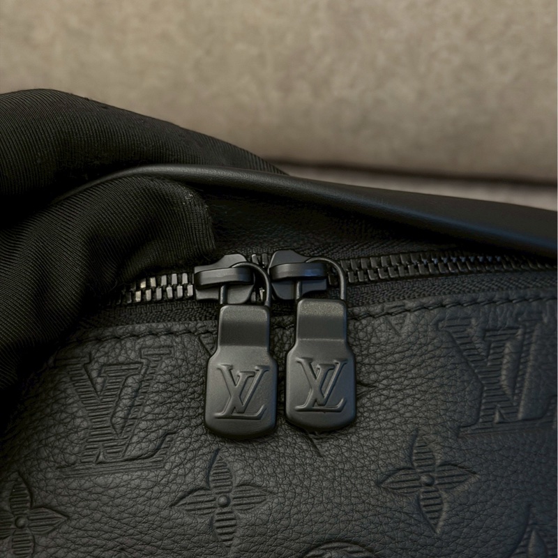 LV黑色壓紋腰包-5