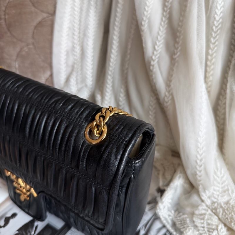 普拉達 黑色皮革 托特包 手提包 腋下包 側背包 斜挎包 斜背包 皮革  褶皺鏈條包 Prada Matelassé  chain bag-15