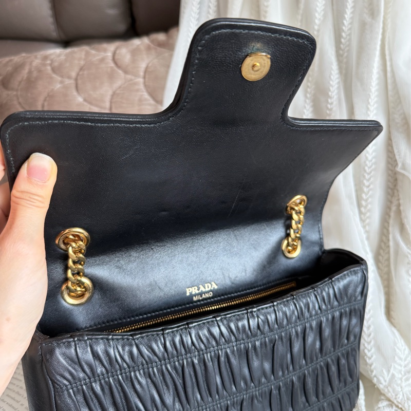 普拉達 黑色皮革 托特包 手提包 腋下包 側背包 斜挎包 斜背包 皮革  褶皺鏈條包 Prada Matelassé  chain bag-29