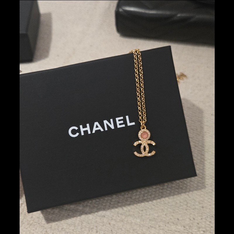 Chanel 香奈兒 24C 蜜桃粉金雙Clogo滿鑽項鍊 溫柔到骨子裡 🍑✨-9
