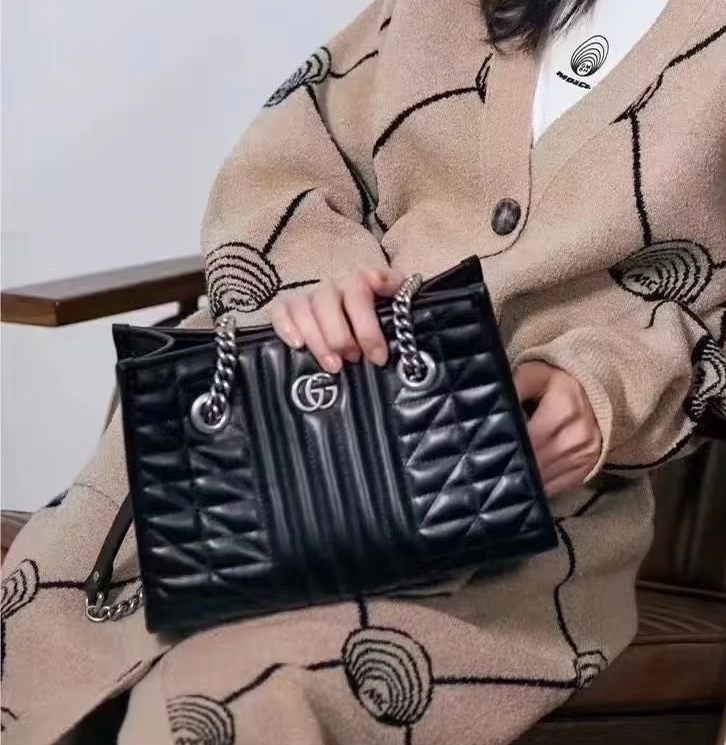 質感拉滿✨99新🆕Gucci古馳幾何系列黑色銀扣GG marmont鏈條全皮托特包單肩手提包-1