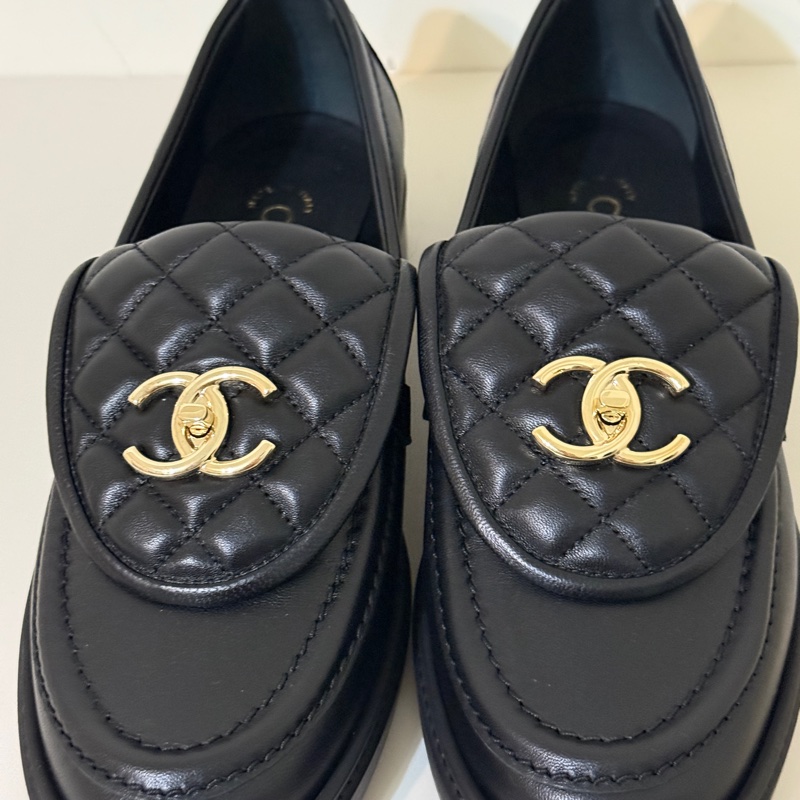 914intheair『全新』Chanel 香奈兒經典書包釦黑金樂福鞋 38-7