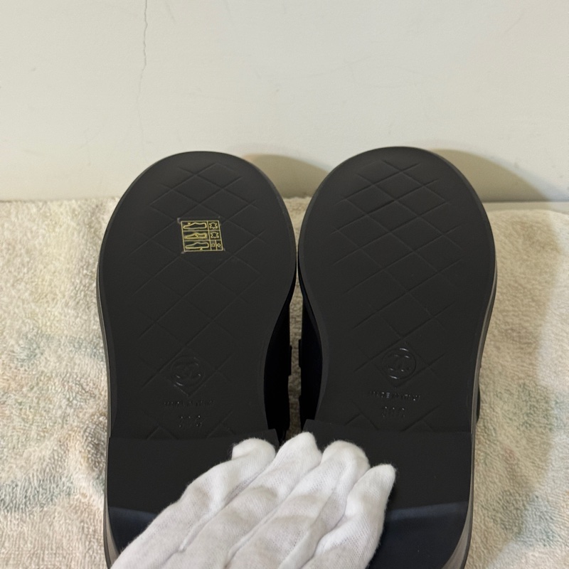 914intheair『全新』Chanel 香奈兒經典書包釦黑金樂福鞋 38-21