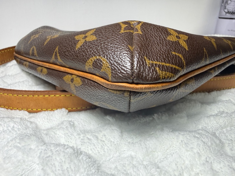 LV M51387 老花掀蓋斜背王妃包-9