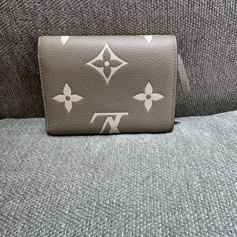 LV Victorine 斑鳩灰奶油色錢包-1