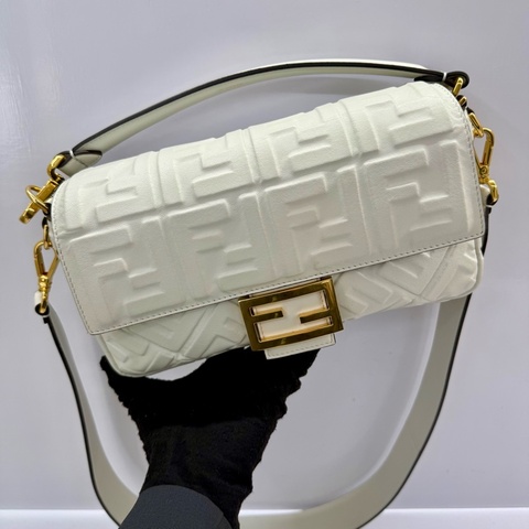 FENDI BAGUETTE 白色皮革兩用肩背包 8BR600