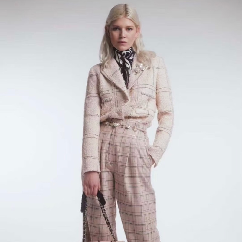 Chanel淺杏格紋粗花呢外套-2