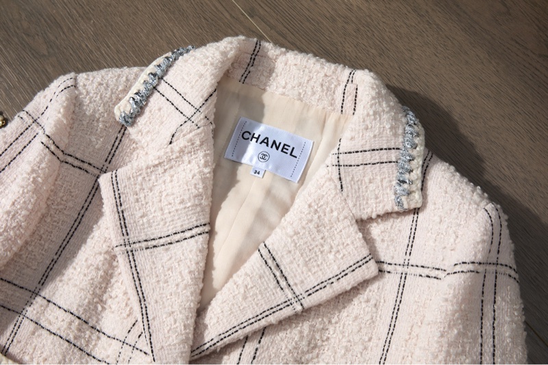 Chanel淺杏格紋粗花呢外套-4
